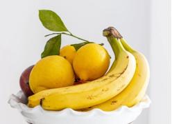 Estos son los alimentos que contienen más pesticidas, según la OCU (y están en tu nevera)