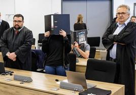 Algunos de los procesados se tapan el rostro en el tribunal de la Audiencia Superior de Dresde que les ha condenado.
