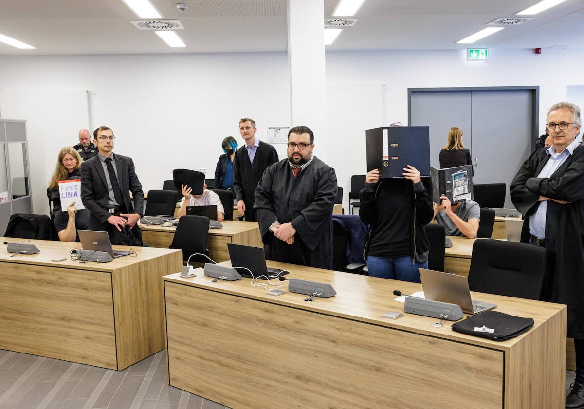 Algunos de los procesados se tapan el rostro en el tribunal de la Audiencia Superior de Dresde que les ha condenado.