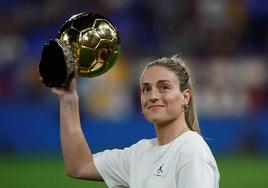 Alexia Putellas posa con el Balón de Oro en el Camp Nou