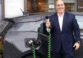 Pérez de Lucía con un vehículo eléctrico