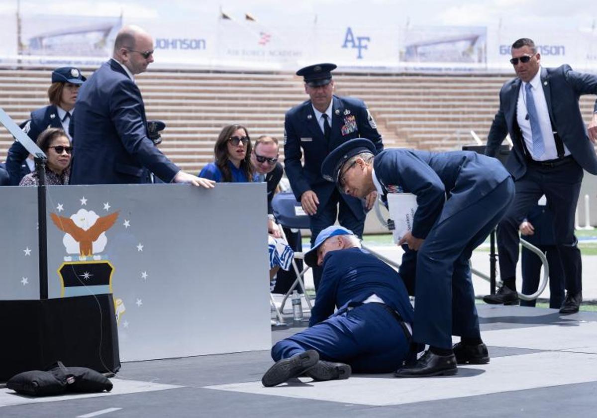 Oficiales de las Fuerzas Aéreas auxilian a Biden.