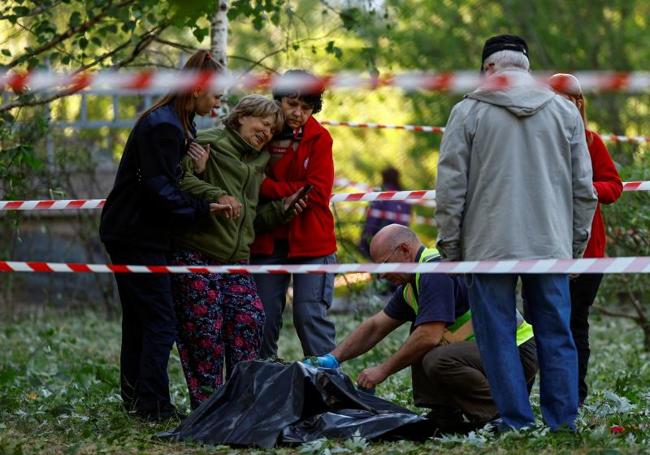 Ukrayna'nın başkentindeki bombalı saldırıda hayatını kaybeden kızının cesedinin yanında bir kadın teselli edilemez bir şekilde ağlıyor.