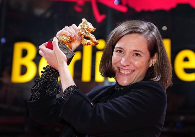 Carla Simón con el Oso de Oro de la Berlinale de 2022 por 'Alcarràs'.