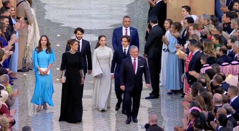 La familia real jordana llega al palacio Al Husseiniya para la celebración, tras la ceremonia de la boda real del príncipe heredero jordano Hussein y Rajwa Al Saif.