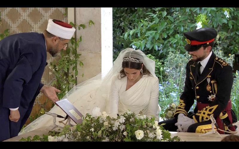 El príncipe heredero de Jordania, Hussein, y Rajwa Al Saif durante la ceremonia.