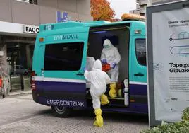 Profesionales del Servicio de Salud Vasco, en un simulacro de alerta de ébola realizado en 2018
