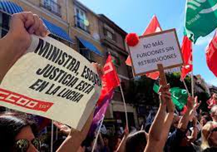 Protesta de los funcionarios de la Administración de Justicia frente a la sede ministerial en Madrid.