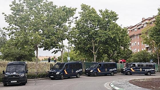 Desalojados 300 okupas, 180 niños, de un bloque de viviendas en Alcobendas