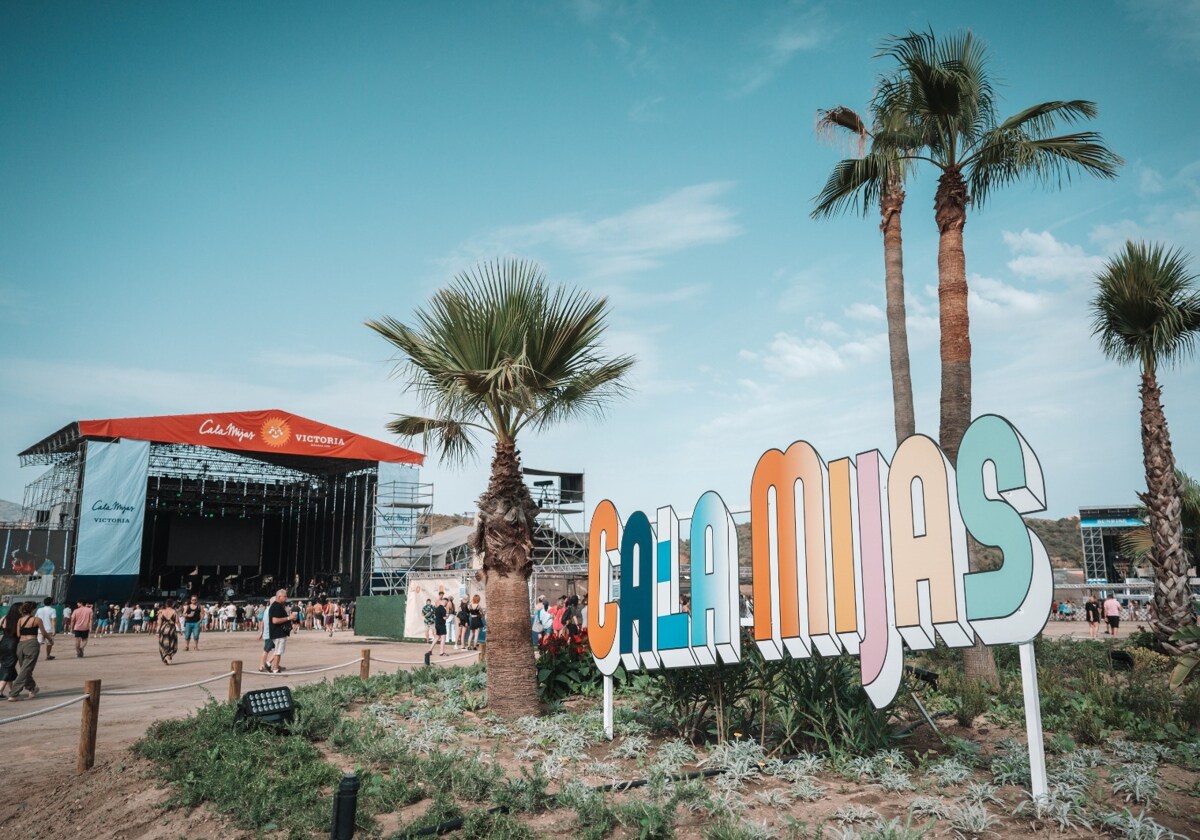 Acceso al escenario principal del Festival internacional Cala Mijas, en Málaga.