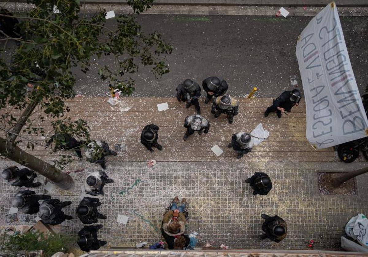 Desahucio a una familia en el barrio barcelonés del Poble-Sec, en febrero de 2022.