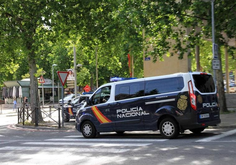Furgón de la Policía Nacional junto a la Comisaría de Segovia, este viernes.