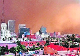 Una tormenta de arena del desierto cubre Phoenix.