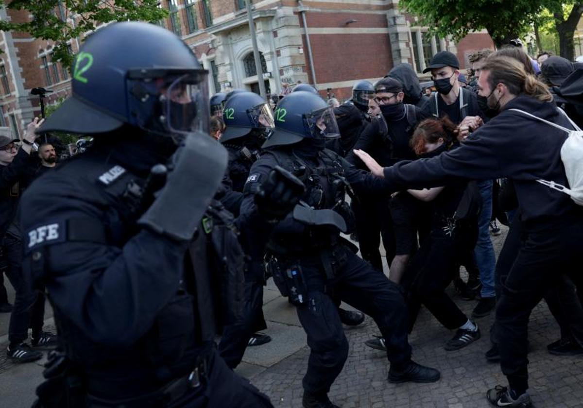 Los cuerpos antidisturbios cargan contra un grupo de manifestantes.