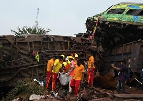 Imagen secundaria 1 - Más de 280 muertos y cientos de heridos en accidente de tren en India