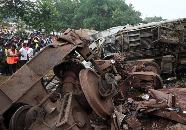 Imagen principal - Más de 280 muertos y cientos de heridos en accidente de tren en India