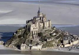 Vista aérea del milenario Monte Saint-Michel en la región francesa de Normandía.