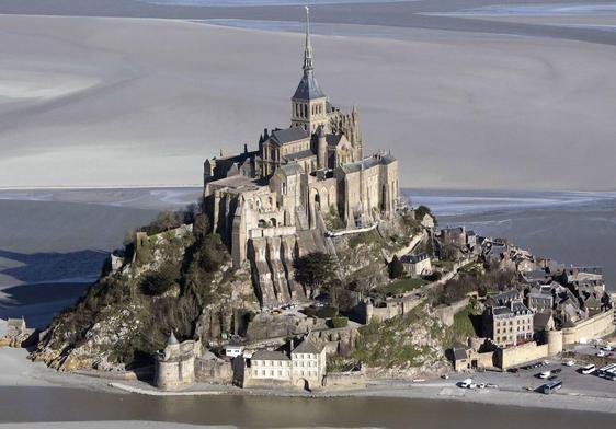 Vista aérea del milenario Monte Saint-Michel en la región francesa de Normandía.