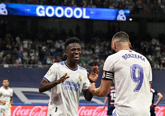 Vinicius celebra junto a Benzema un gol en el Bernabéu.