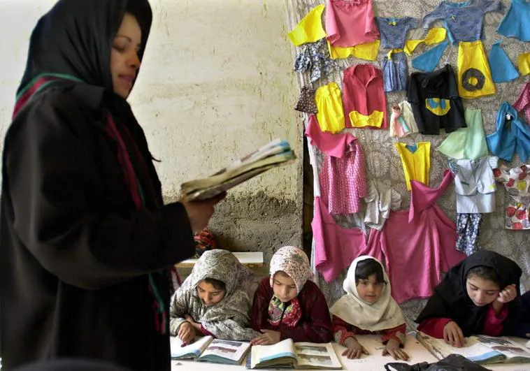 Varias niñas afganas estudian junto a su profesora.
