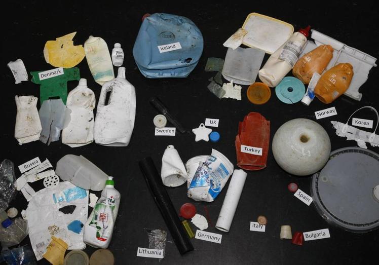 Residuos plasticos arrastrados a tierra en el Ártico, clasificados por país de origen.