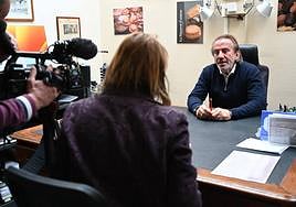 El padre de Jean-Baptiste Trogneux, sobrino nieto de Brigitte Macron, habla con la prensa después de las agresiones