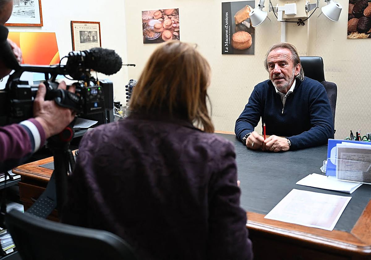 El padre de Jean-Baptiste Trogneux, sobrino nieto de Brigitte Macron, habla con la prensa después de las agresiones
