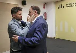 Gabriel Rufián y Oriol Junqueras se saludan en la sede de ERC el 29 de mayo.