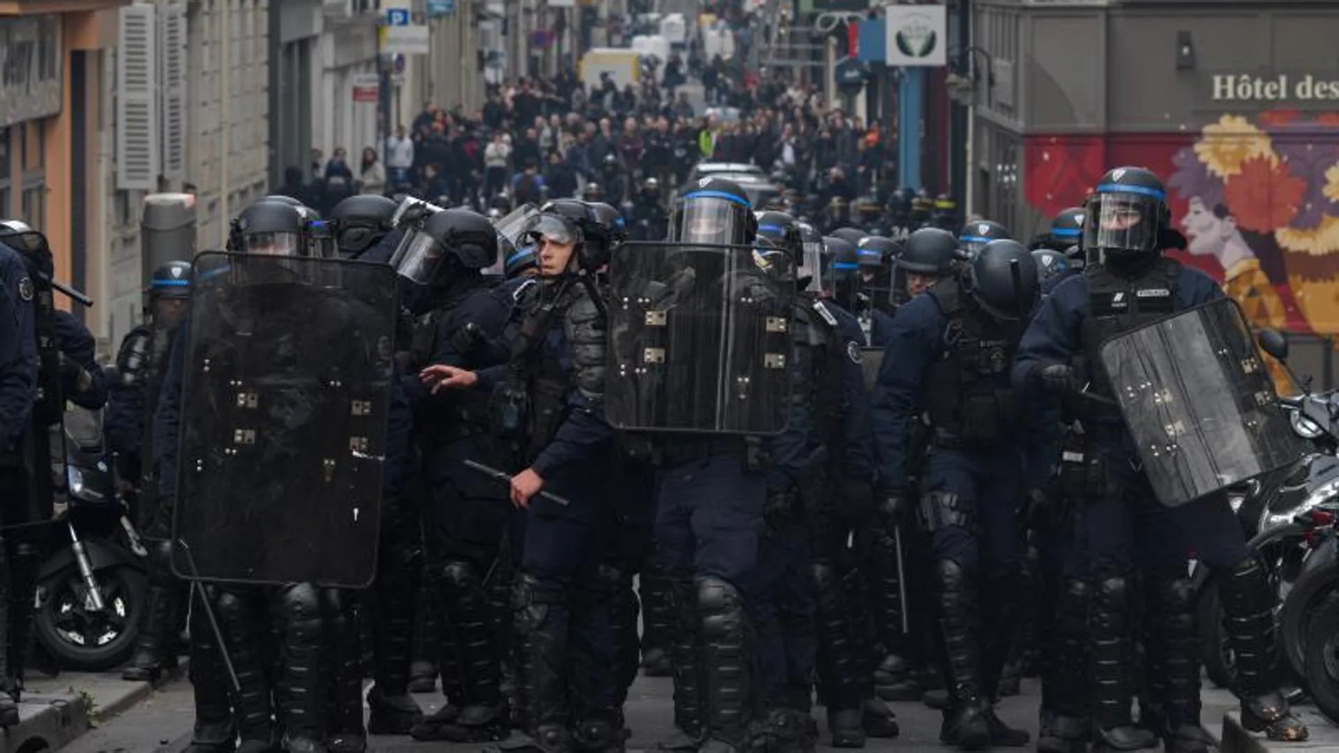 11,000 police officers will control a new protest against the pension ...