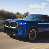 El BMW XM, en su vistoso color Marina Bay Blue Metallic