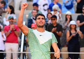 Alcaraz celebra el triunfo ante el italiano Musetti en Roland Garros.