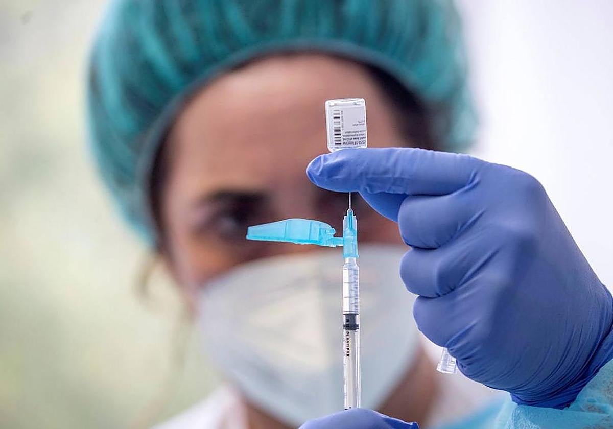 Una sanitaria prepara una vacuna.