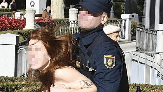 Archivan la causa al policía investigado por tocar los pechos a una activista de Femen