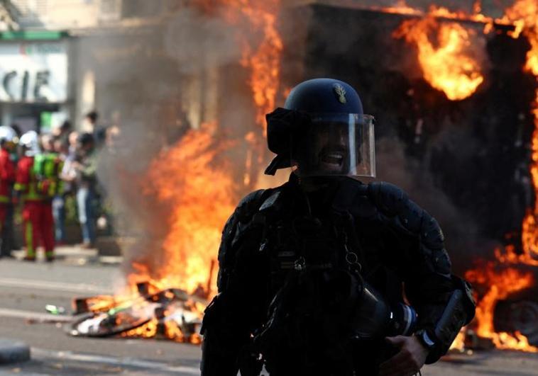 Un gendarme durante las protestas de este martes en París contra la reforma de las pensiones.