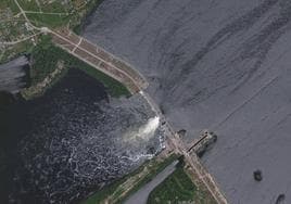 El agua se escapa por la rotura de la presa en una imagen por satélite de Maxar