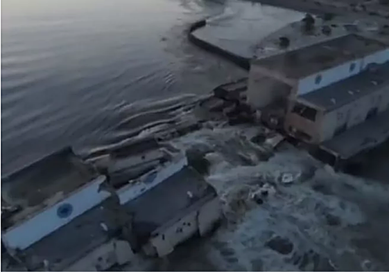 Imagen de la central hidroeléctrica de Kajovka tras derrumbarse la presa.