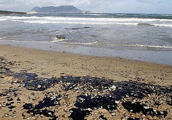 Playa manchada con petróleo.