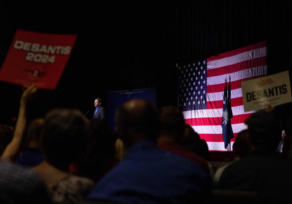 Ron DeSantis, al fondo, durante un reciente acto de campaña en Greenville