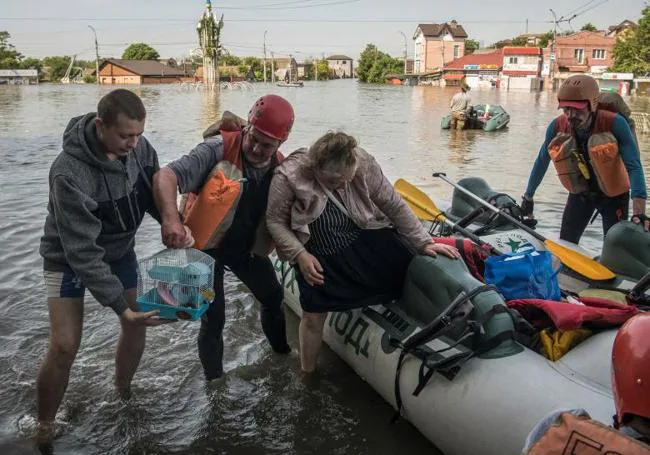 Evacuación de residentes de una de las zonas inundadas.