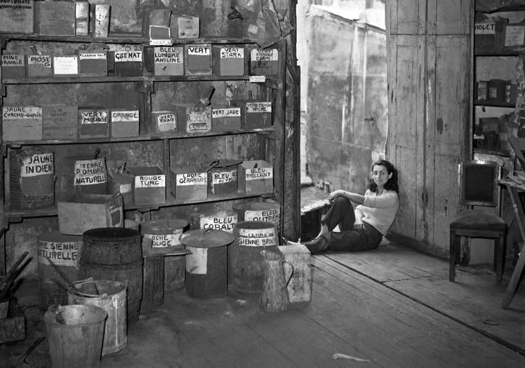 Francoise Gilot, next to one of her paintings and her paintings in 1953, the year she left her romantic relationship with Pablo Picasso.