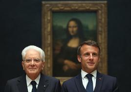 El presidente italiano, Sergio Mattarella, y su homólogo francés, Emmanuel Macron, este miércoles en el Louvre.