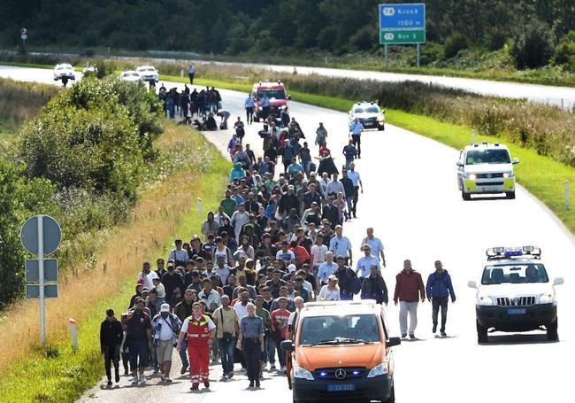 Cientos de refugiados sirios e iraquíes caminan por la E45 en dirección a Suecia