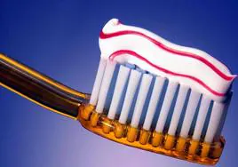 Un cepillo de dientes con pasta.