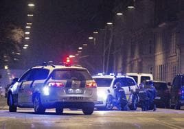 Tres polícias se refugian detrás de sus coches tras un tiroteo en Copenhague