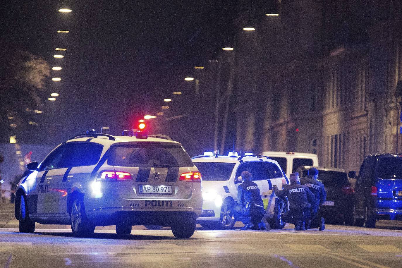 Tres polícias se refugian detrás de sus coches tras un tiroteo en Copenhague