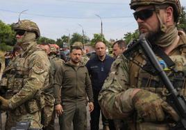 Volodímir Zelenski, bien protegido por un fuerte contingente de soldados, recorrió este jueves las calles de Nova Kajovka.