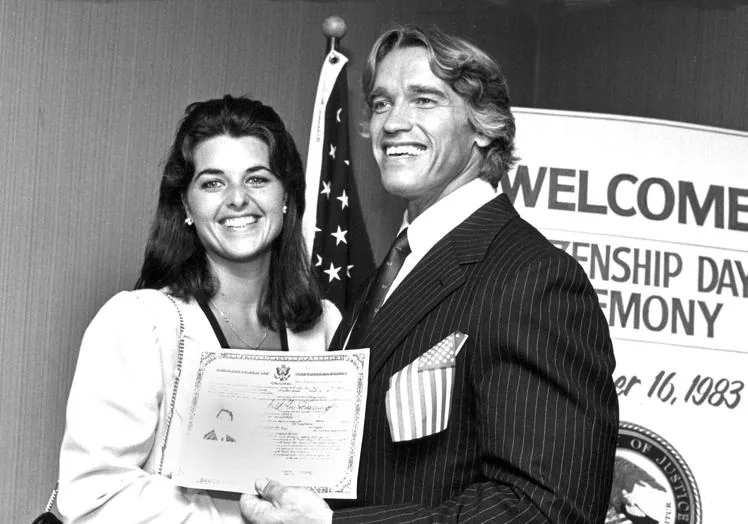 Arnold Schwarzenegger, acompañado de su mujer, Maria Shriver, obtiene la nacionalidad estadounidense en 1983.