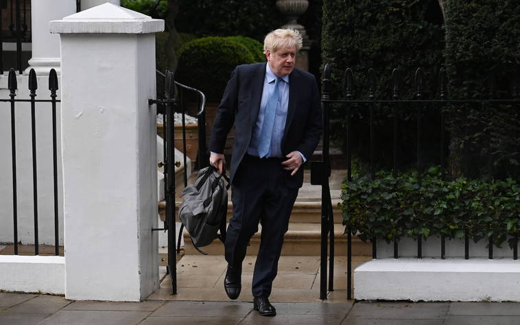 El ex primer ministro Boris Johnson sale de su casa en Londres