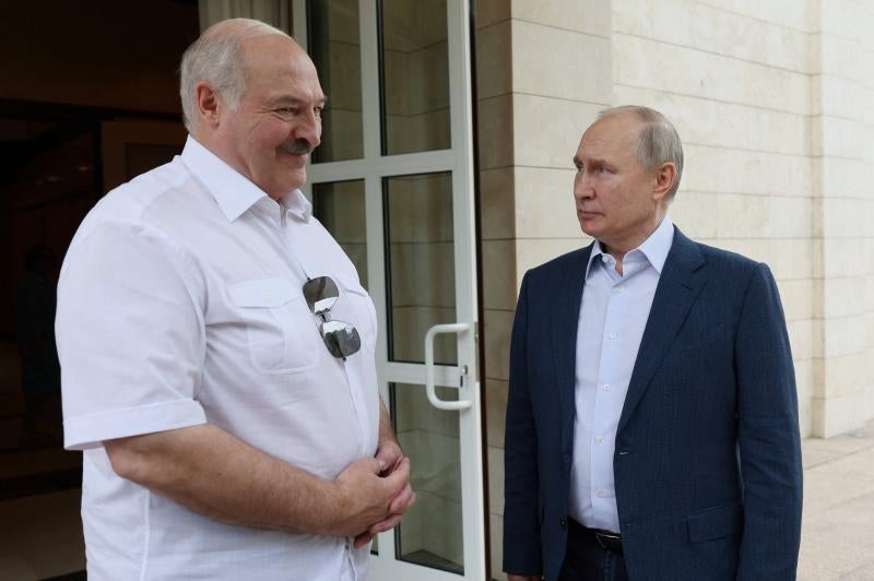 Vladímir Putin y Alexánder Lukashenko durante su encuentro de este viernes en Sochi.