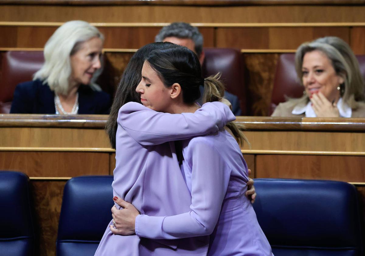 Belarra abraza a Montero el día que el Congreso aprobó la contrarreforma de su ley estrella.